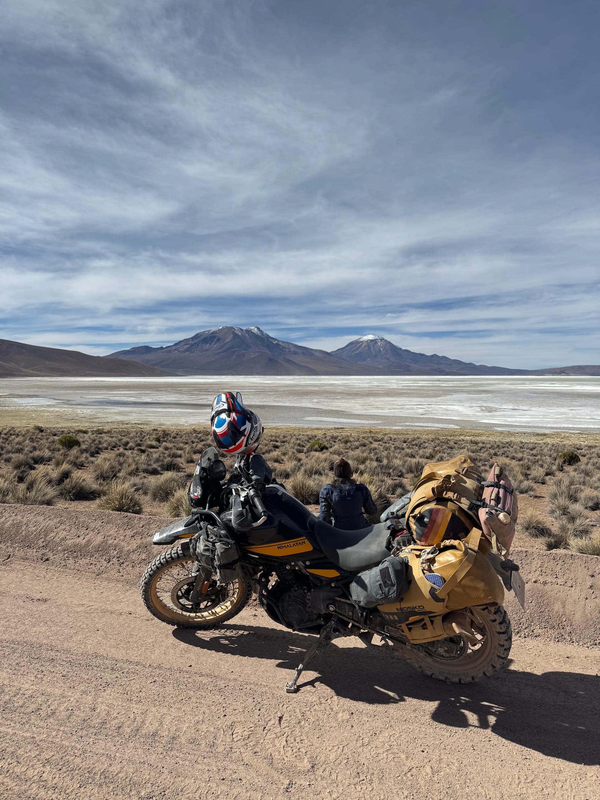 Royal Enfield Himalayan d'Adeline sur la piste devant le salar