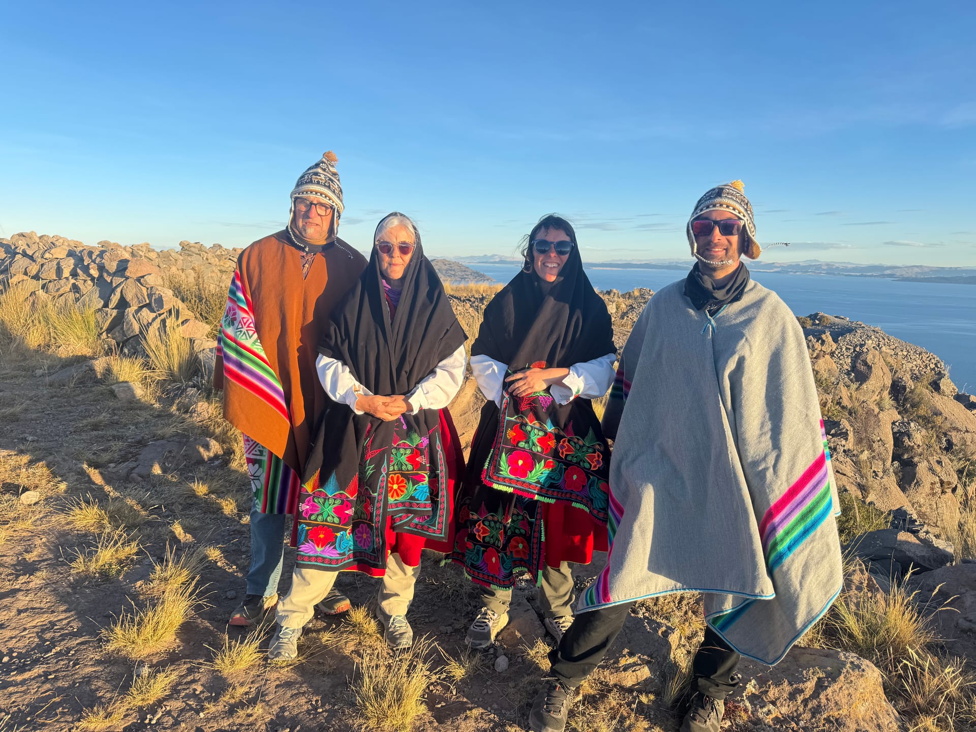 Thomas, Adeline et ses parents en habits traditionnels au sanctuaire de Pachamama