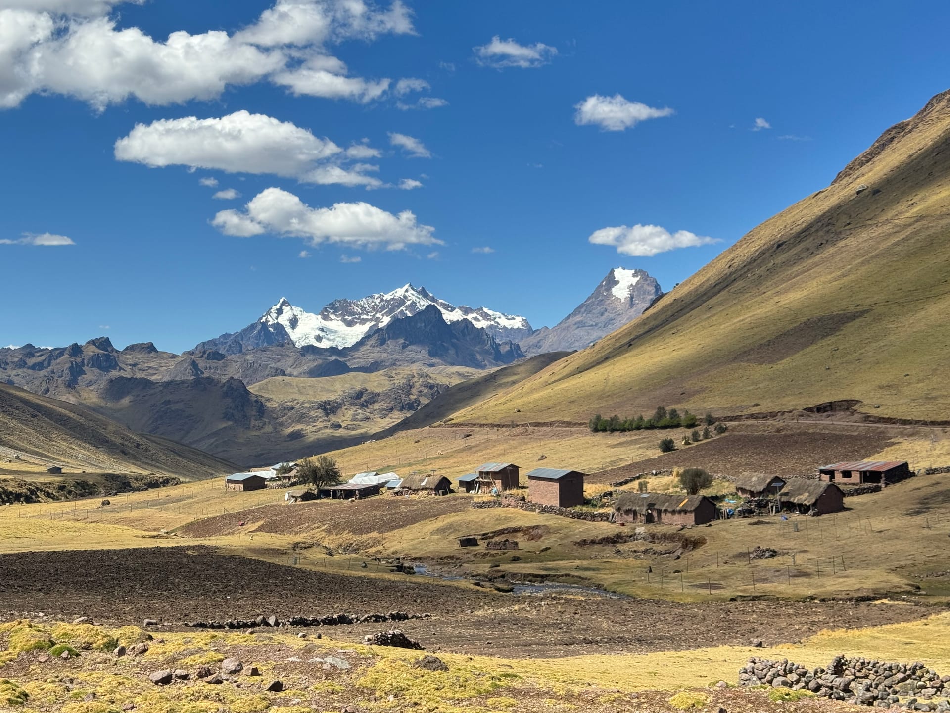 Vallée verte et sommet enneigé sur la piste entre Lares et Ollantaytambo