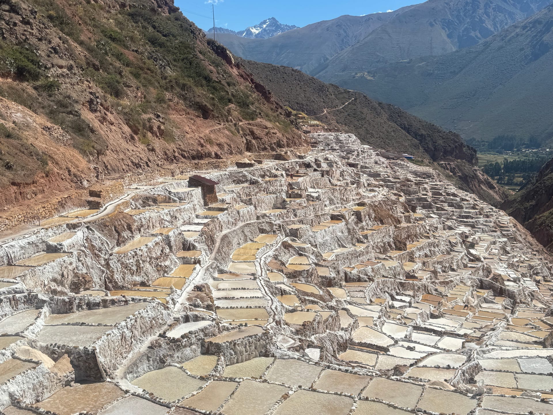 Bassins de sel en terrasses des salines de Maras dans la Vallée sacrée