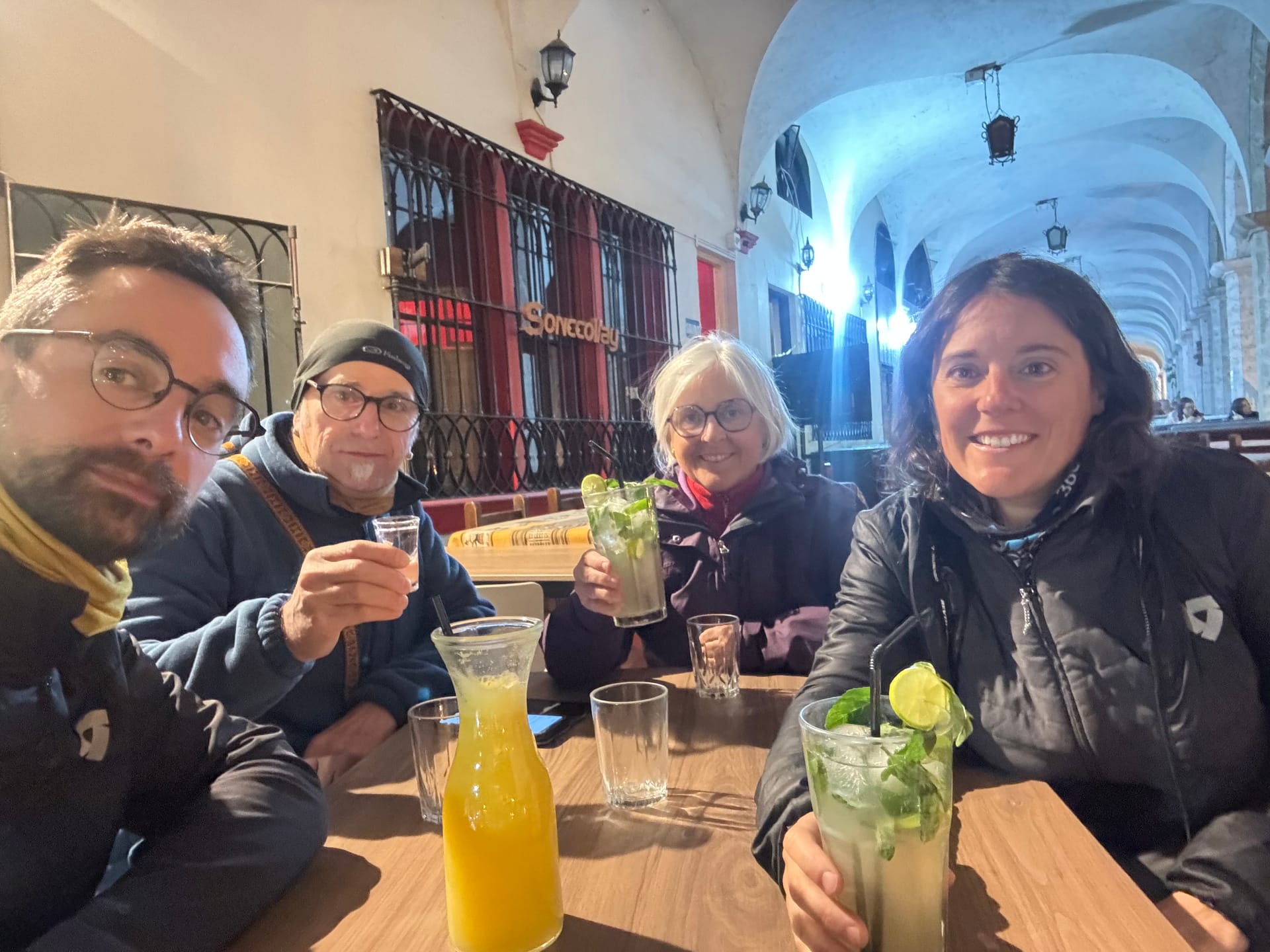 Thomas, Adeline et ses parents trinquent au restaurant à Arequipa