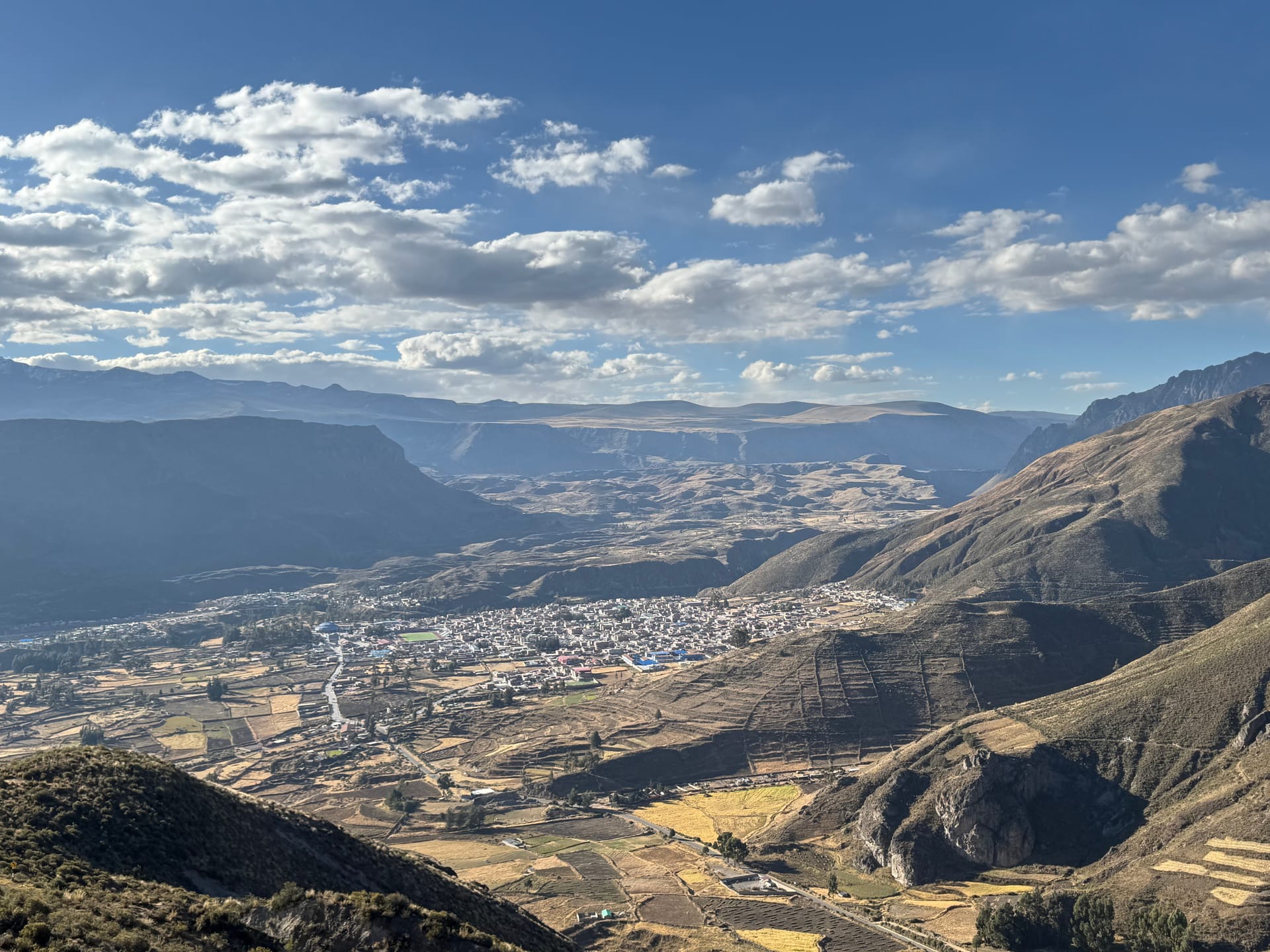 Vallée du Colca et ses cultures en terrasses vues depuis la route de Chivay