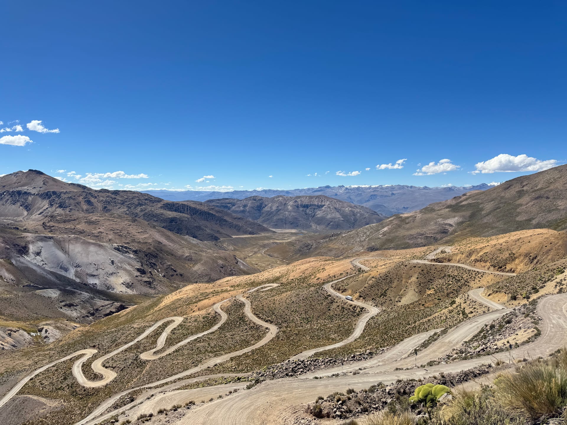 Piste en lacets qui serpente dans les montagnes sur la route de Cotahuasi