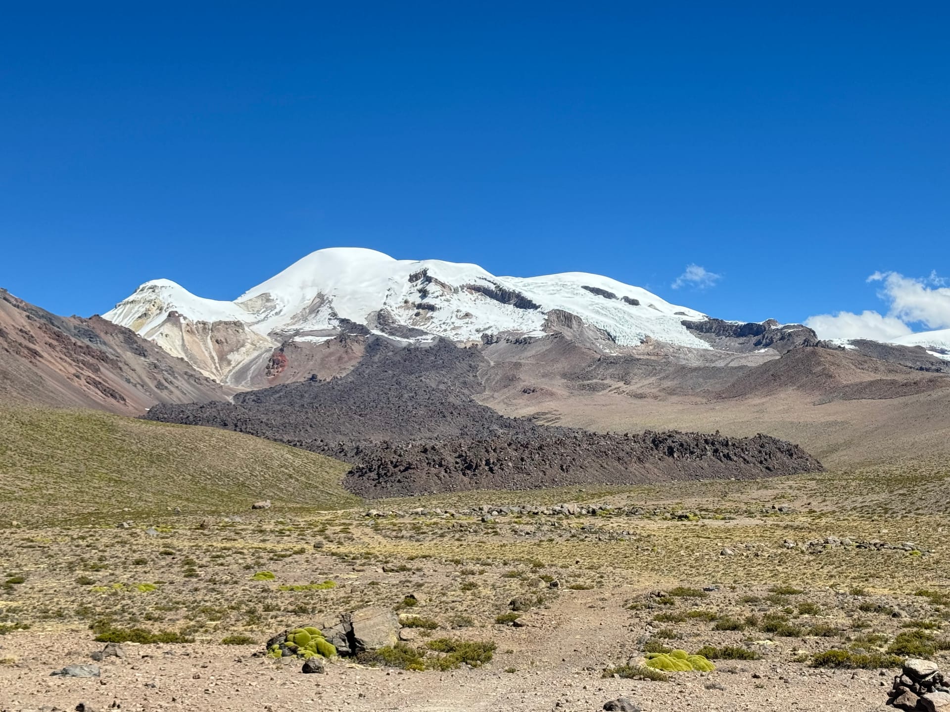 Sommet enneigé et coulée de lave au bout de la piste vers Cotahuasi
