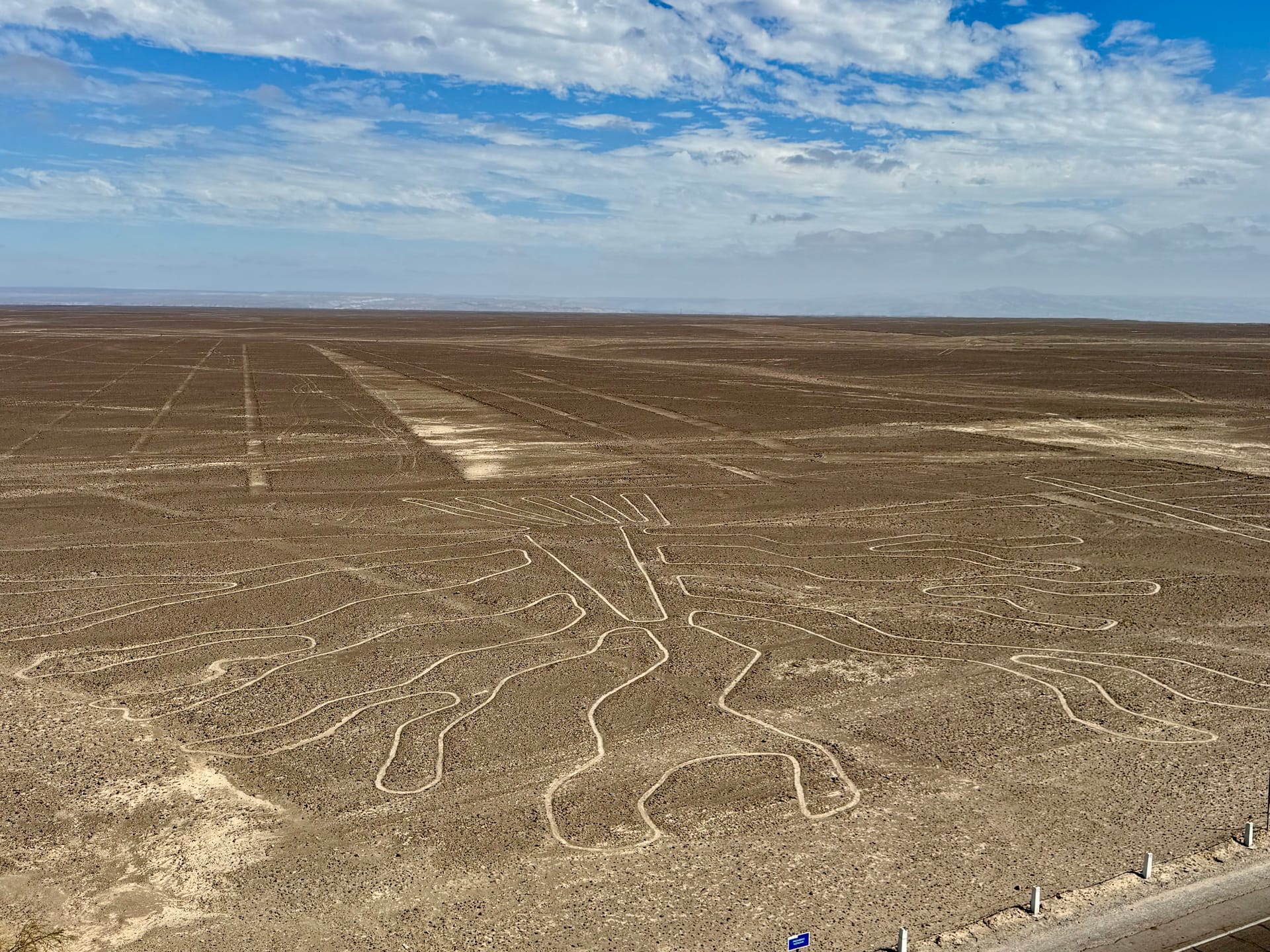 Lignes et figures de Nazca dans la plaine, la Panaméricaine en bordure