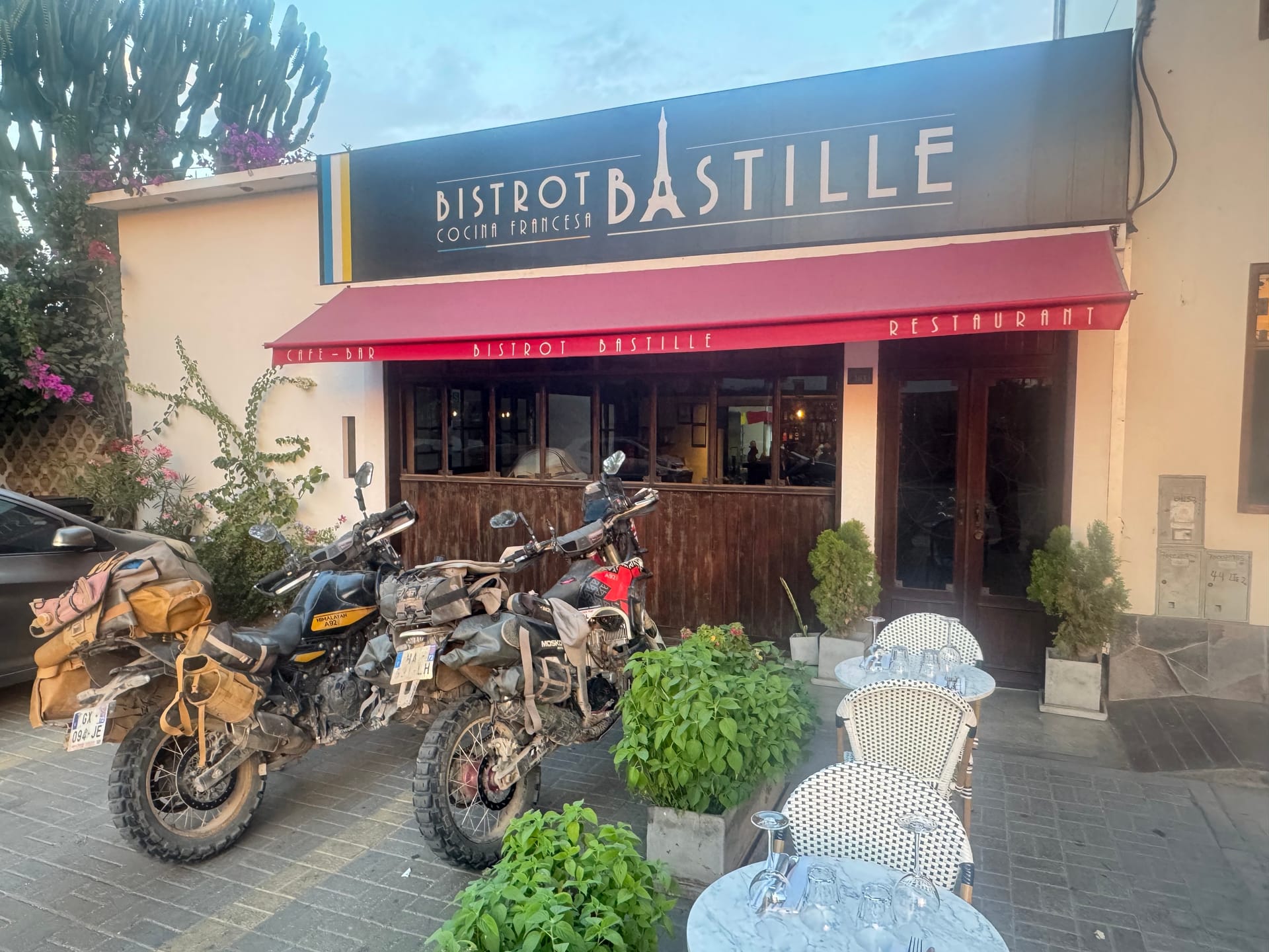 Les deux motos garées devant le Bistrot Bastille à Ica