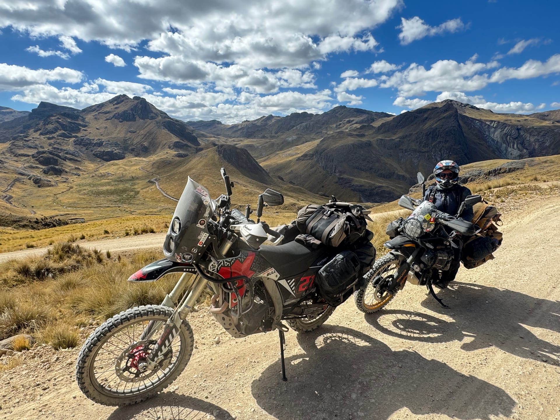 Les deux motos arrêtées sur une piste d'altitude après Huancavelica
