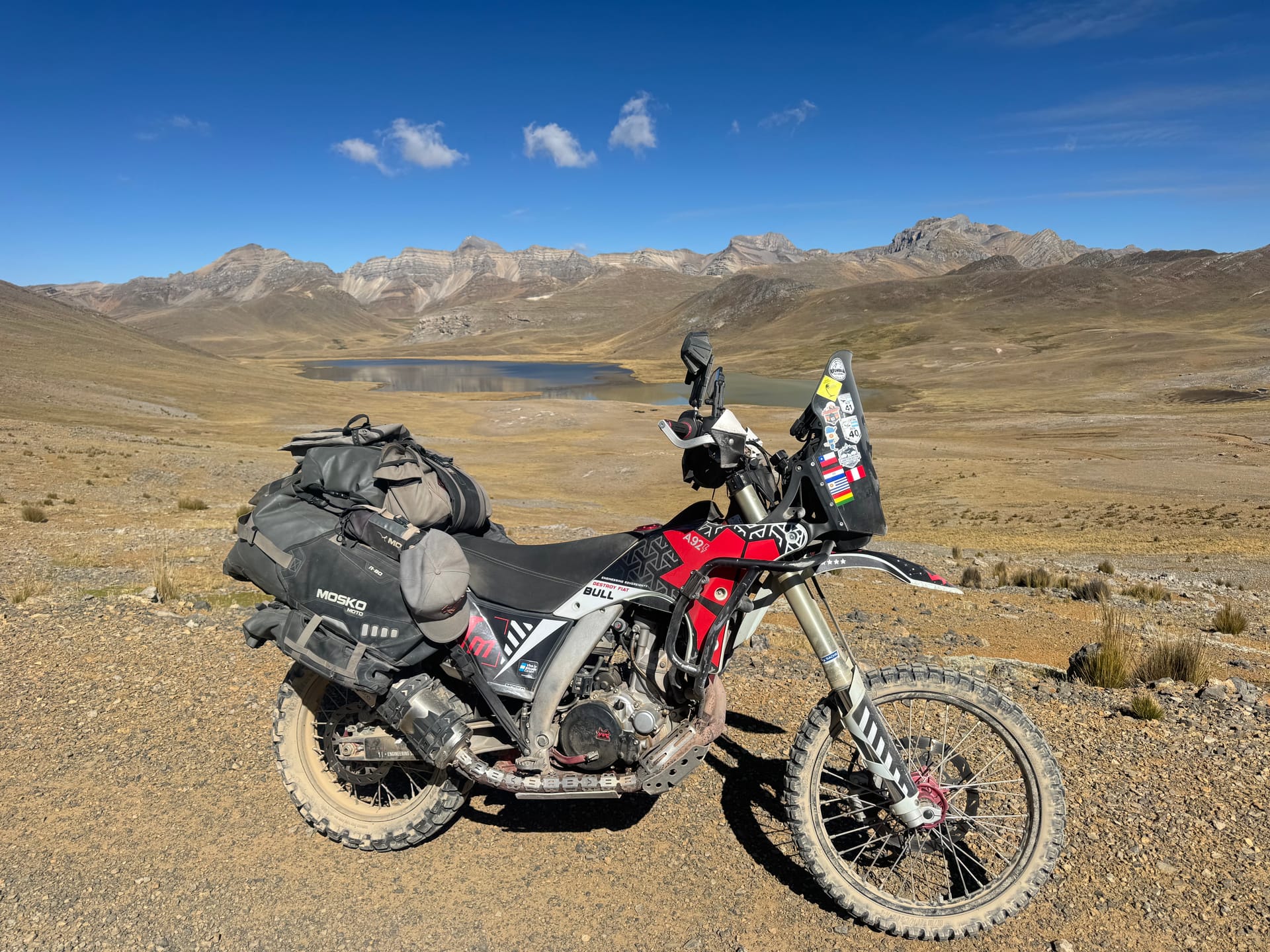 Moto chargée devant une lagune d'altitude sur la Peru Great Divide