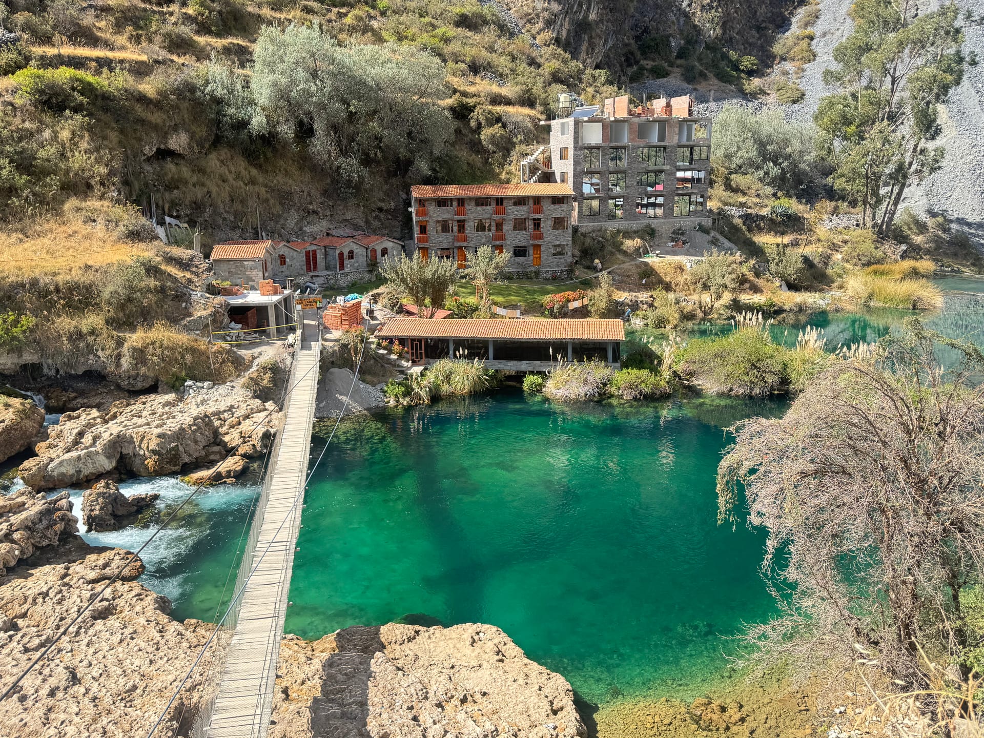 Bassin turquoise et pont suspendu à Huancaya
