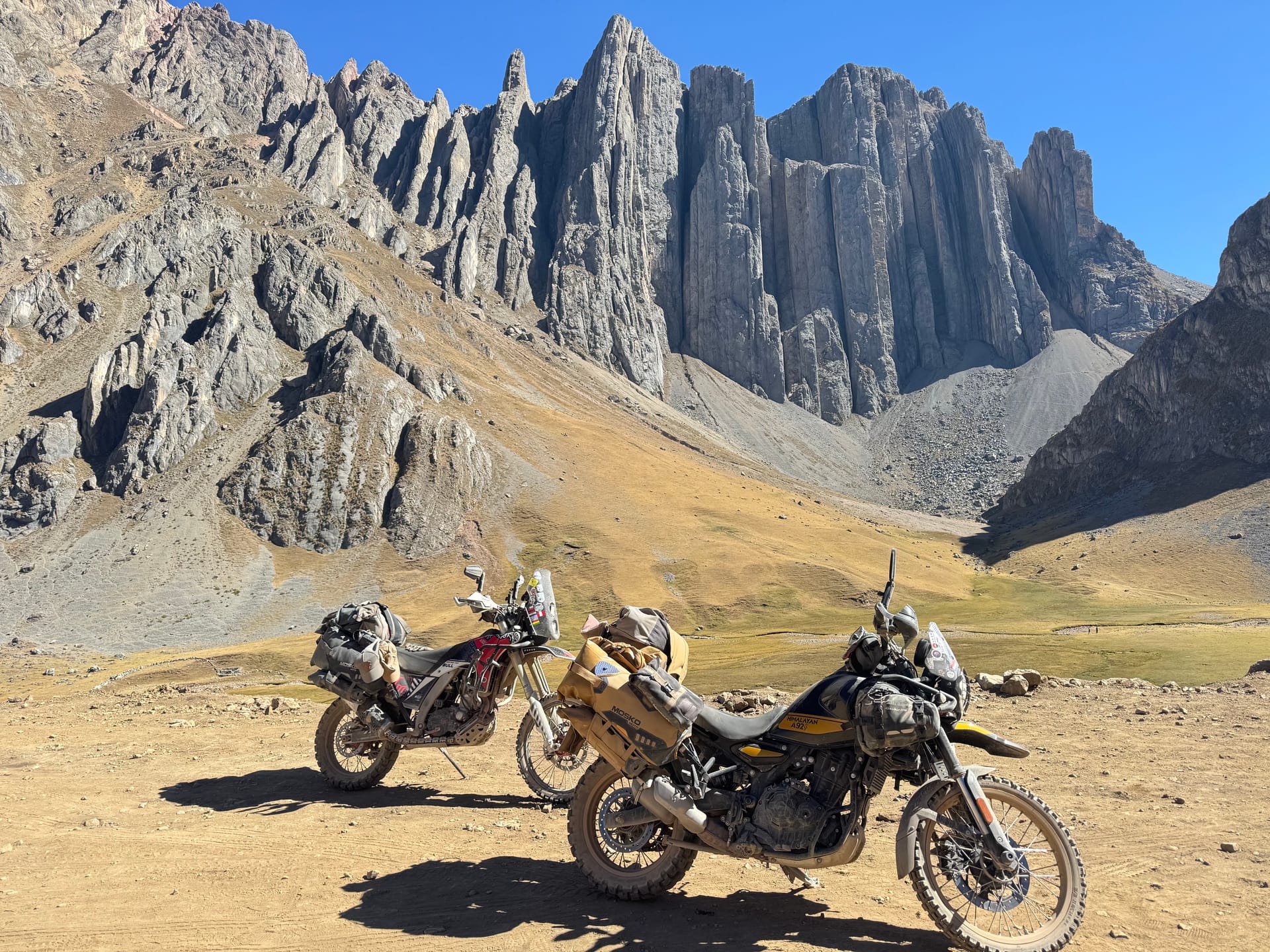 Les deux motos devant des aiguilles rocheuses grises sur la Peru Great Divide