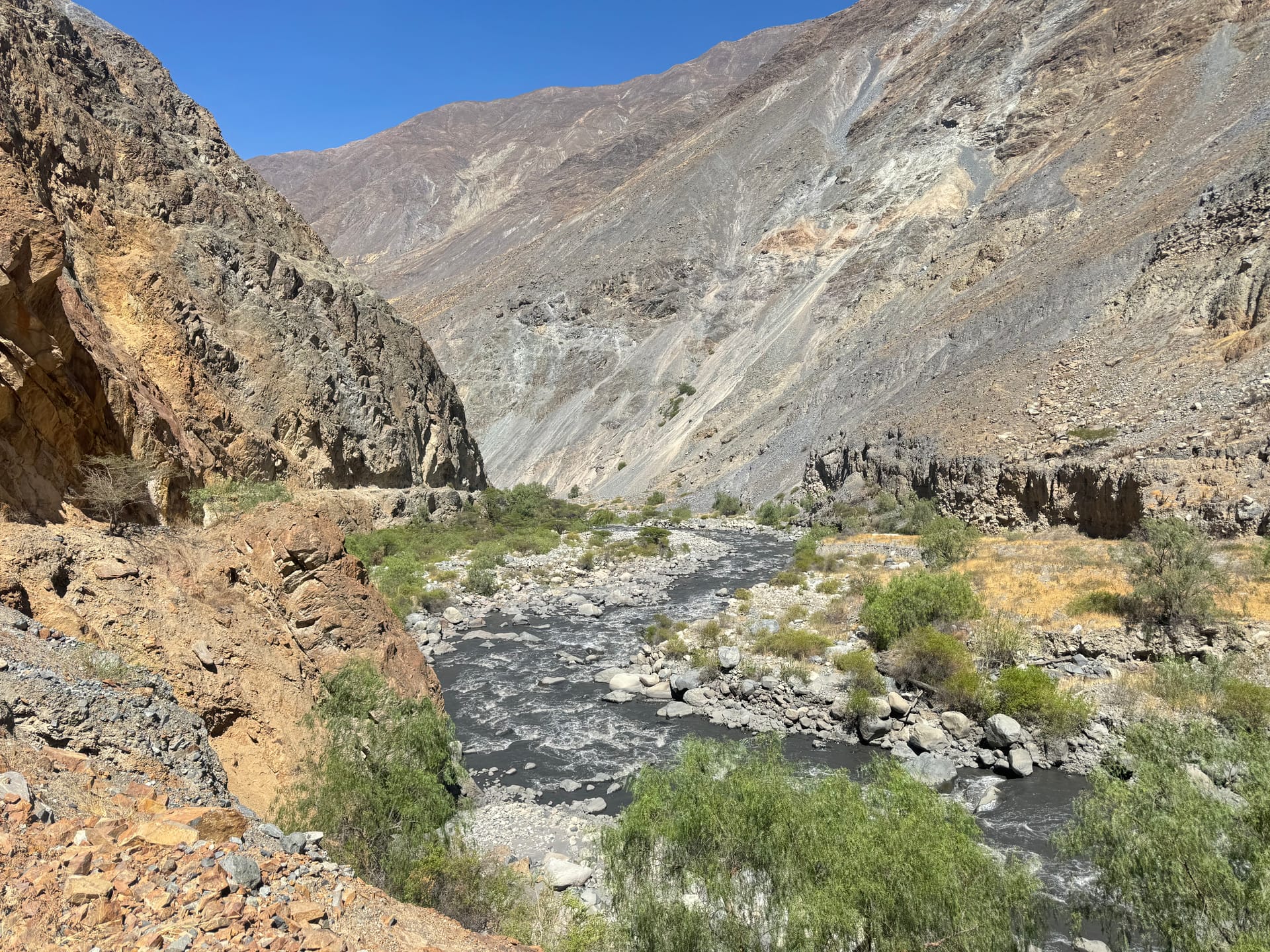 Rivière au fond d'un canyon rocheux sur la route de Catac