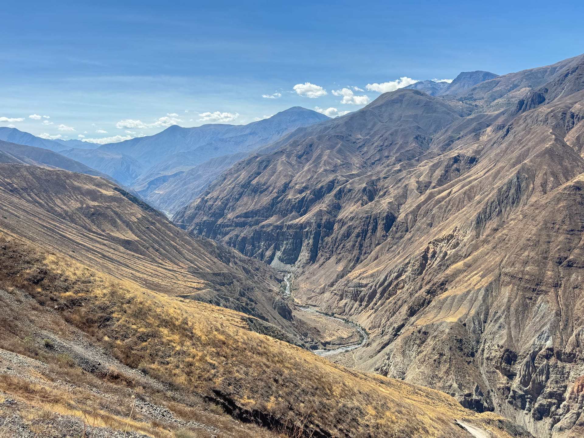 Vallée profonde et versants arides pendant la longue montée vers Catac