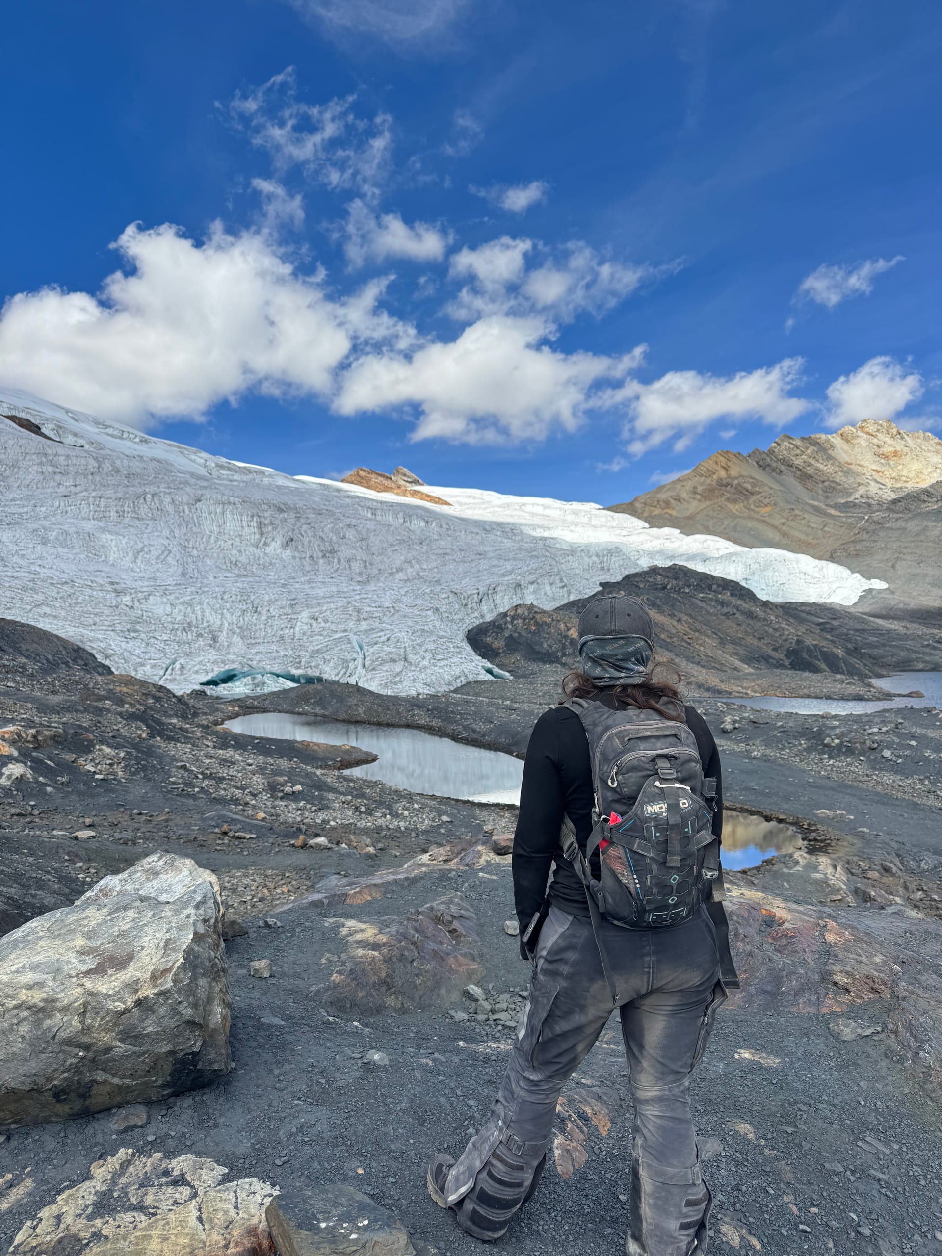Thomas monte vers le glacier Pastoruri sur le sentier de pierres