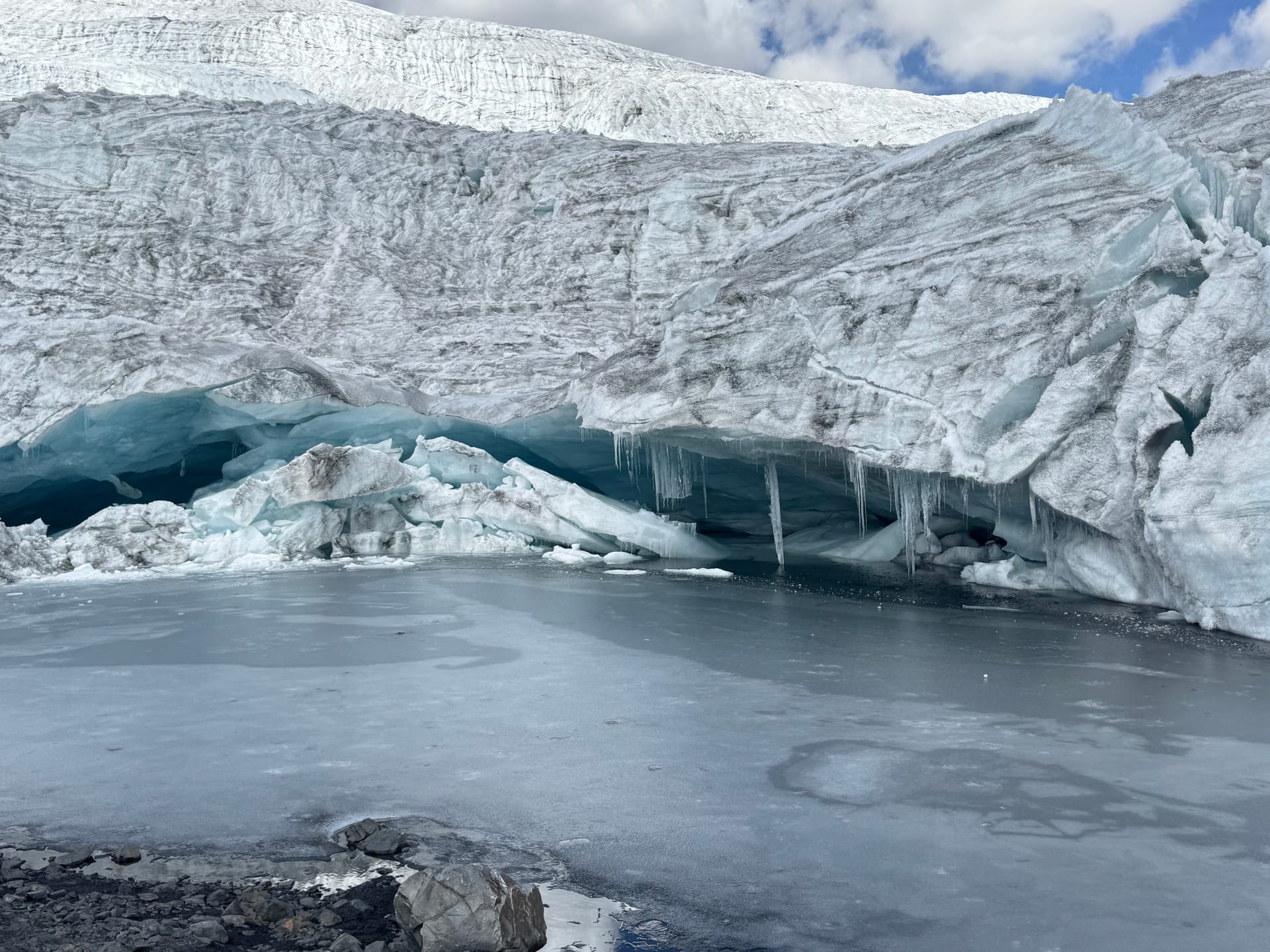 Front de glace du glacier Pastoruri au-dessus d'un lac gelé