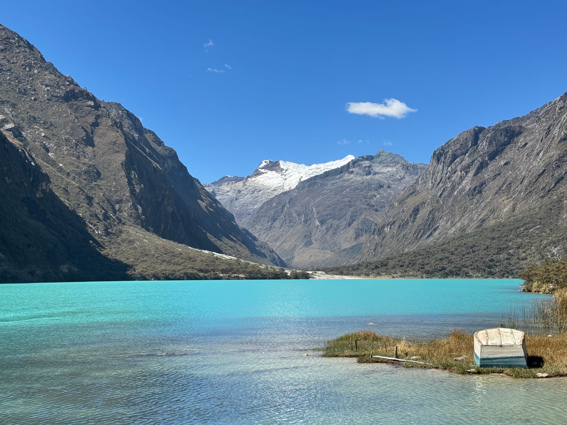 Laguna Parón et sommet enneigé de la Cordillère Blanche