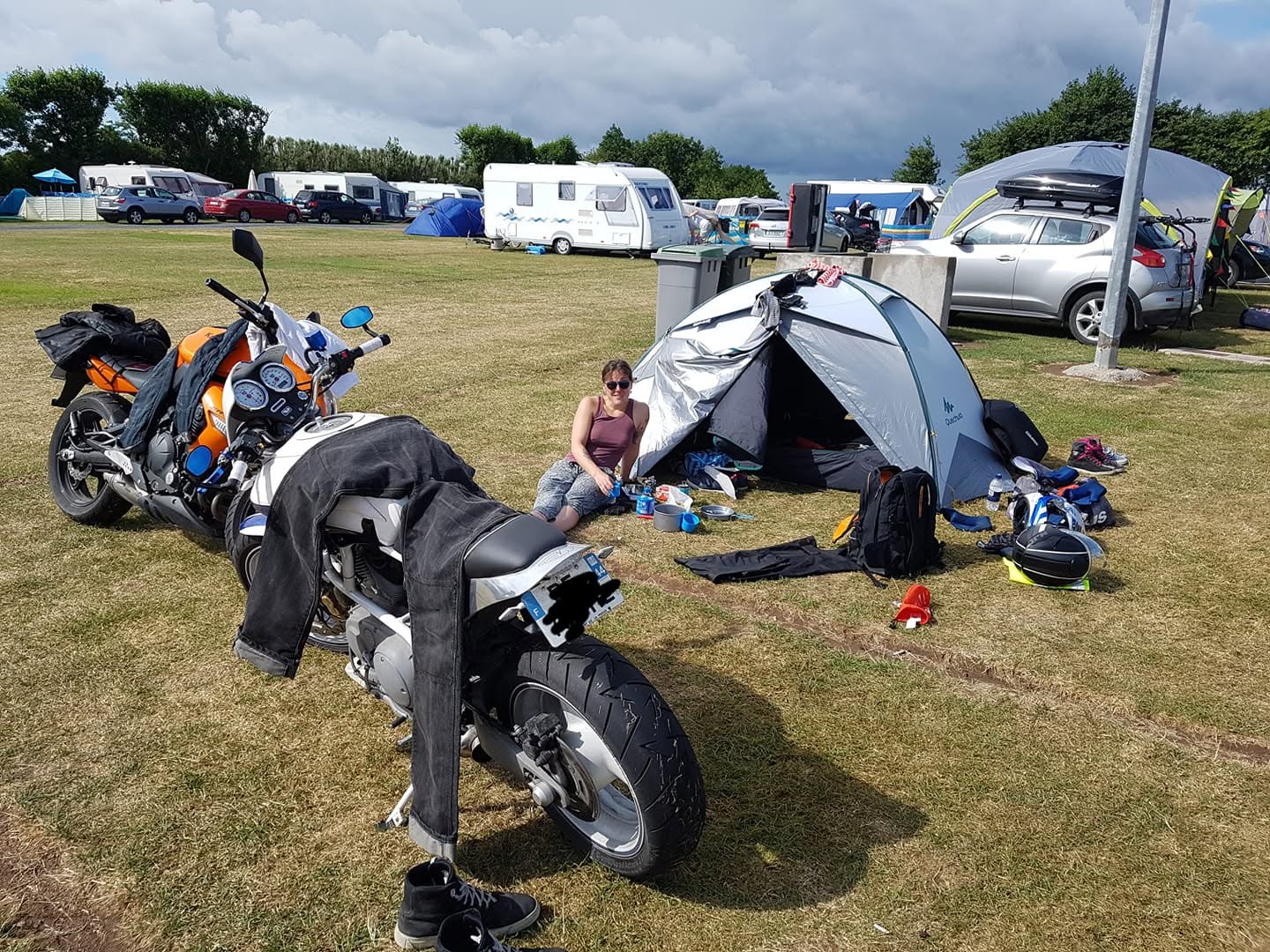 La Quechua Quick Hiker 2 Fresh & Black montée dans un camping en Irlande, les motos et les affaires étalées autour